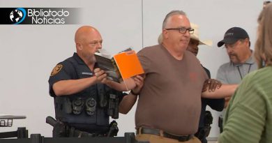 Retiran a la fuerza a un padre que expuso un libro LGBT sexualmente explícito ante la Junta Escolar de Texas